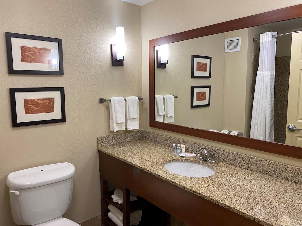 Holiday Inn Express & Suites Milwaukee Nw - Park Place By Ihg Luaran gambar