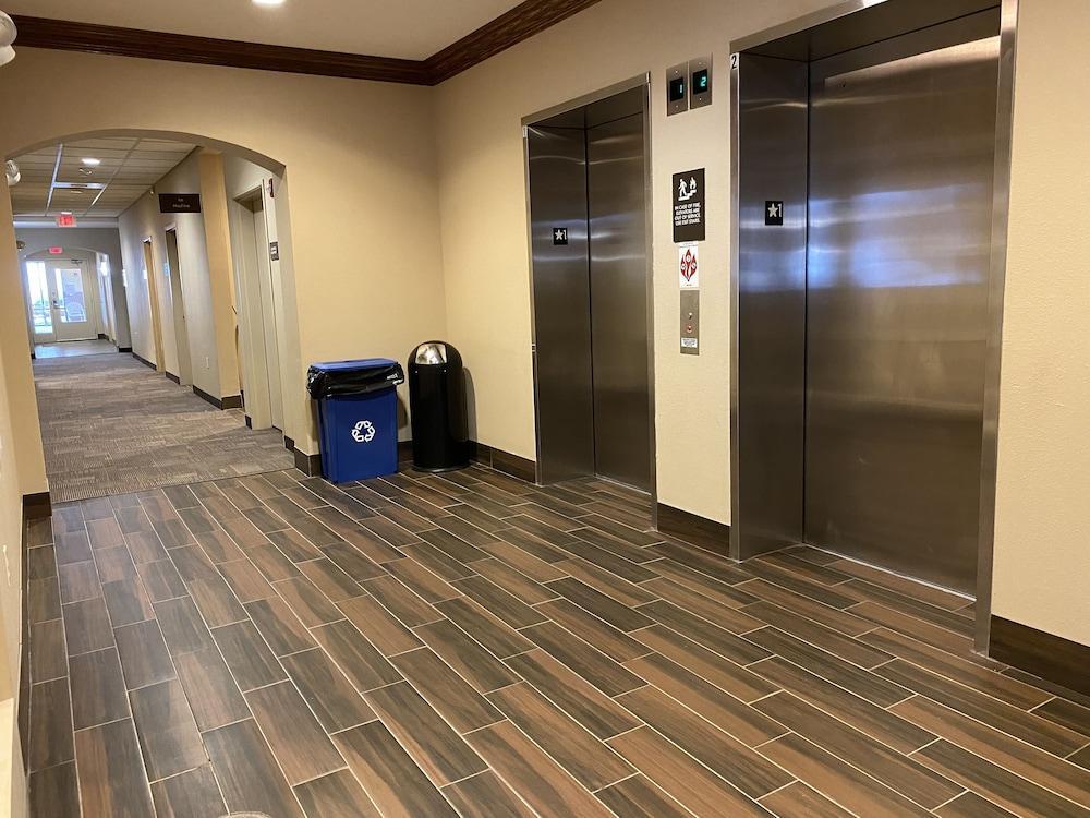 Holiday Inn Express & Suites Milwaukee Nw - Park Place By Ihg Luaran gambar