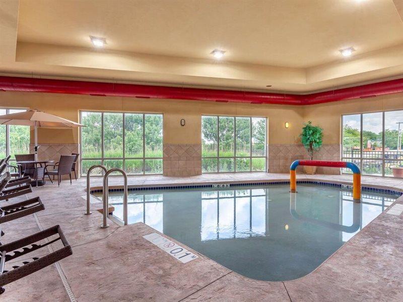Holiday Inn Express & Suites Milwaukee Nw - Park Place By Ihg Luaran gambar