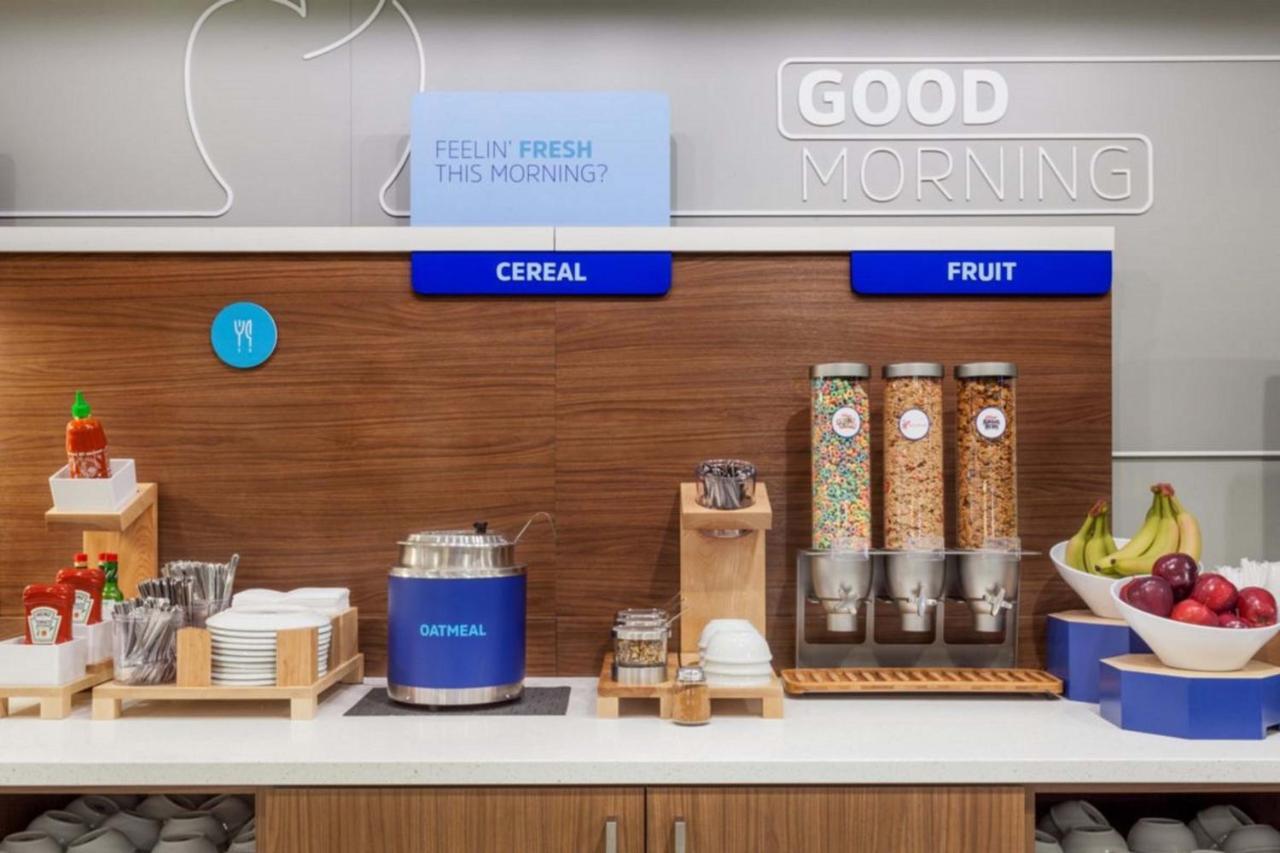 Holiday Inn Express & Suites Milwaukee Nw - Park Place By Ihg Luaran gambar