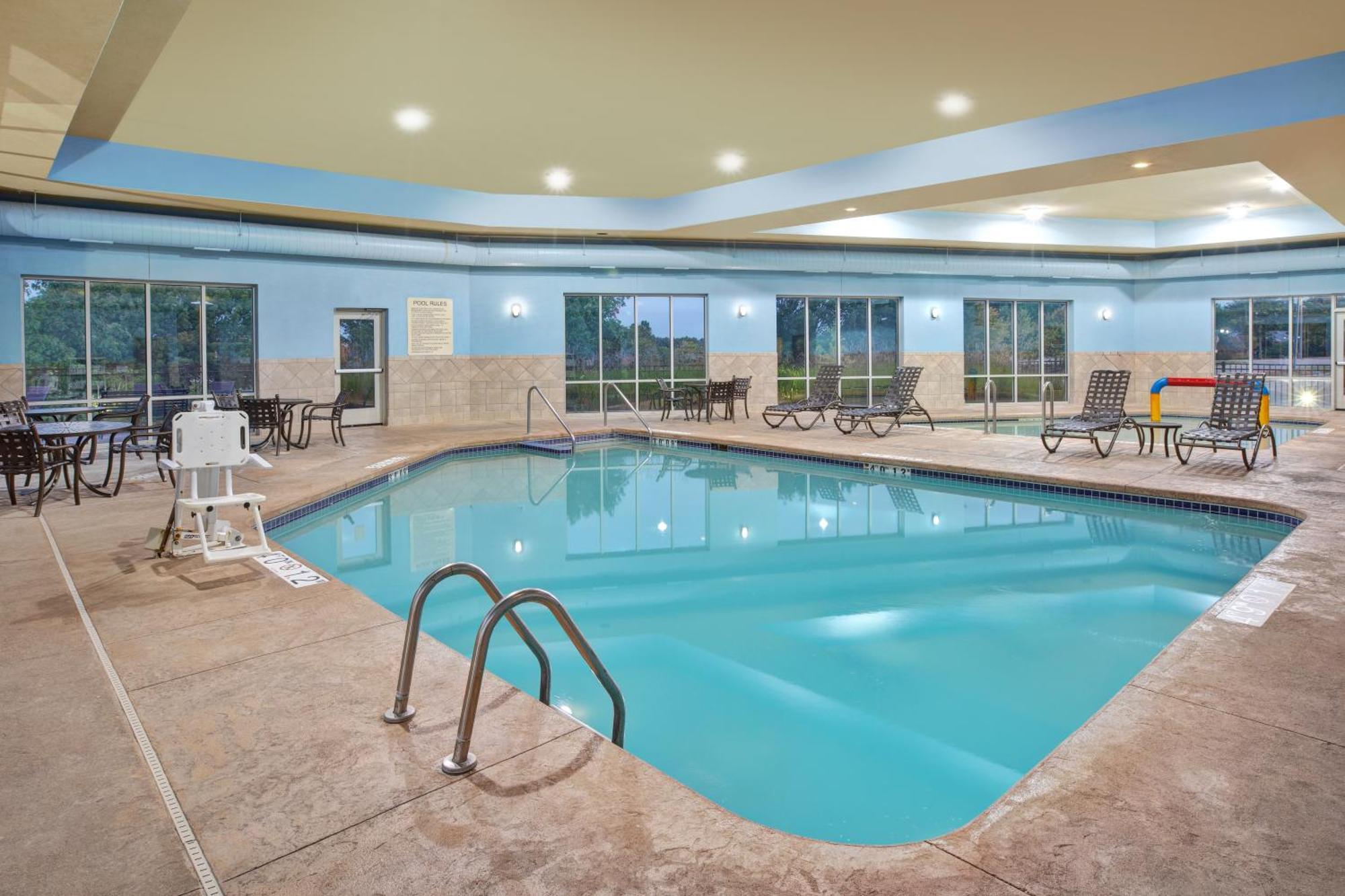 Holiday Inn Express & Suites Milwaukee Nw - Park Place By Ihg Luaran gambar