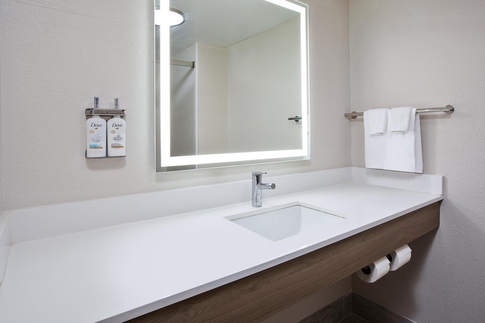 Holiday Inn Express & Suites Milwaukee Nw - Park Place By Ihg Luaran gambar