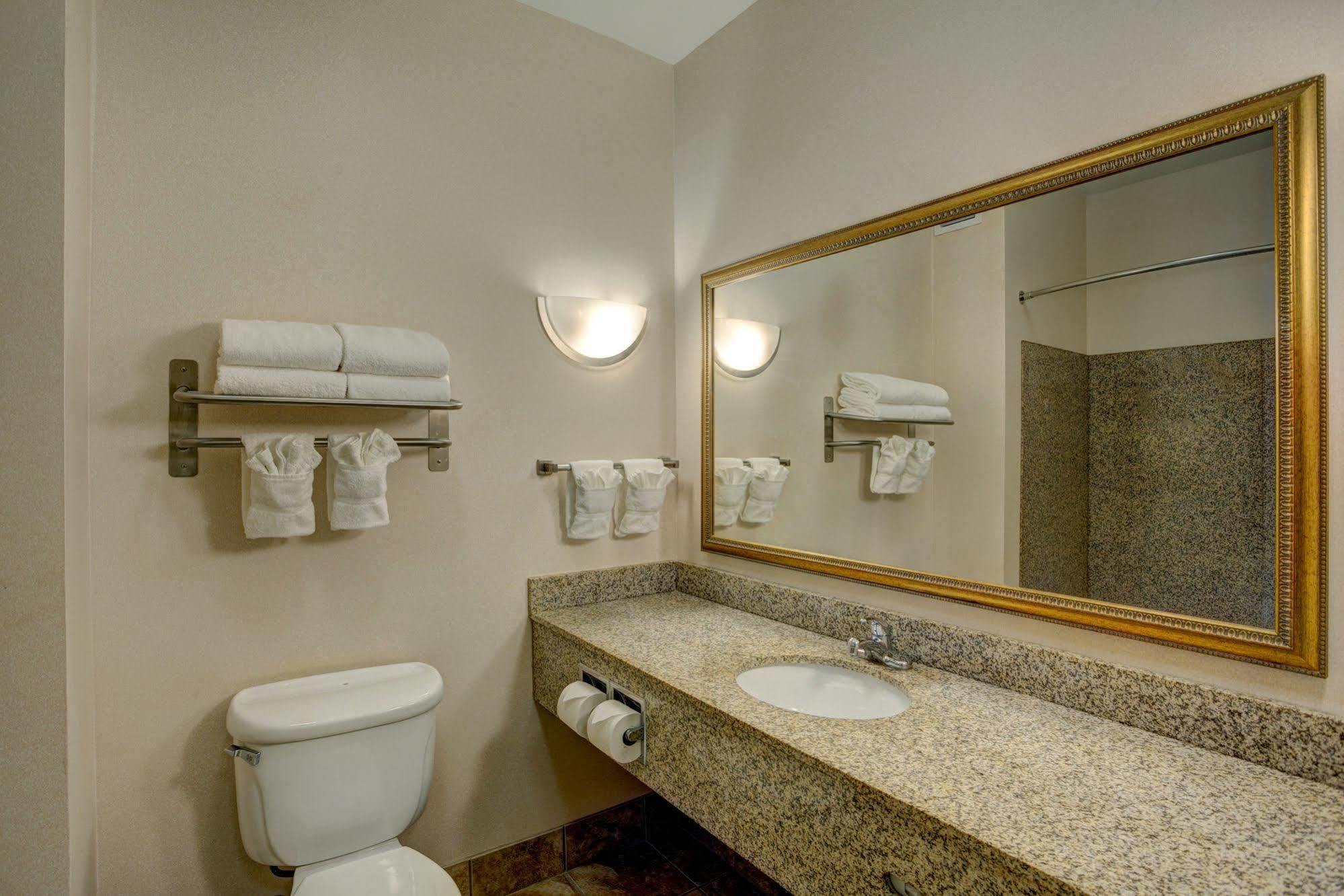 Holiday Inn Express & Suites Milwaukee Nw - Park Place By Ihg Luaran gambar